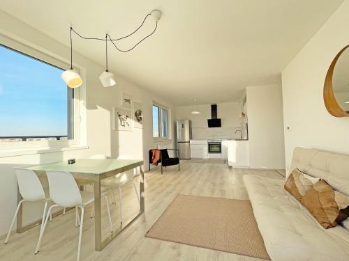 Poprad Apartment for 4 with Balcony & High Tatras View, Free parking