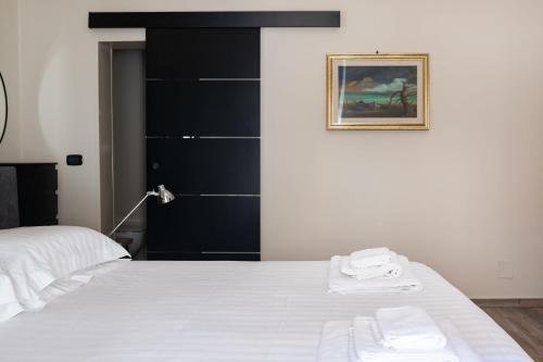 Elegant apartment few steps from Bari's heart by Pausa Stays photo 8