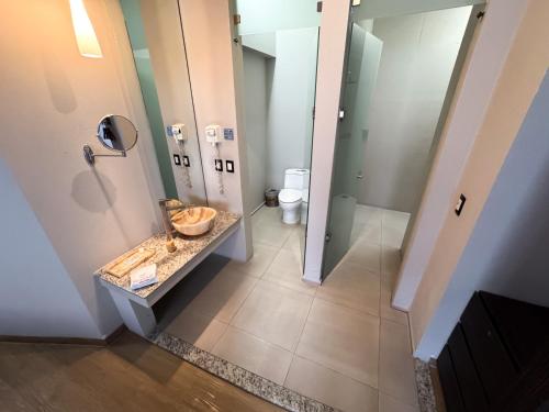 ein Badezimmer mit Waschbecken und Toilette in der Unterkunft La Moraleja Love hotel in Mexiko-Stadt