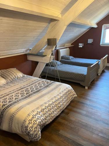 a room with two beds in a room at Maison de Georges et Paulette in Bouesse