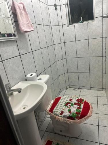 a bathroom with a toilet and a sink at Apartamento próximo da Praça Mestre Dominguinhos in Garanhuns