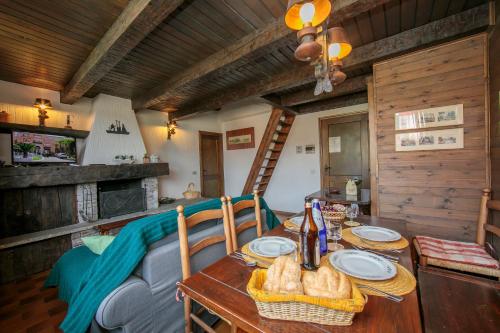 a dining room table with bread on top of it at Arianna - Happy Rentals in Livigno
