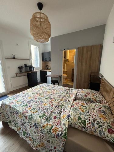 a bedroom with a bed with a colorful bedspread at Studio Quai Claude Bernard in Grenoble