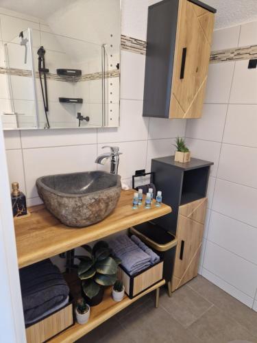 a bathroom with a sink and a mirror at VilaMi Ferienwohnung mit Indoor Pool, Sauna, Hunde willkommen in Schönwald