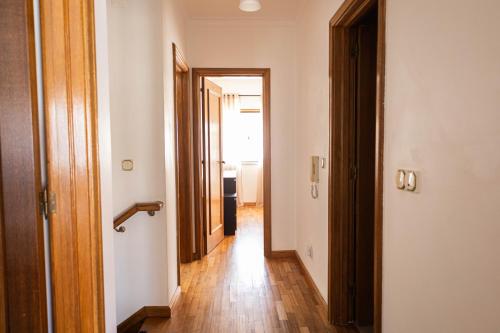a hallway with a door and a wooden floor at Baleal Holiday House in Baleal