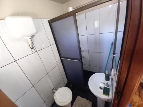 a small bathroom with a toilet and a sink at Colman Apart Central in Ciudad del Este