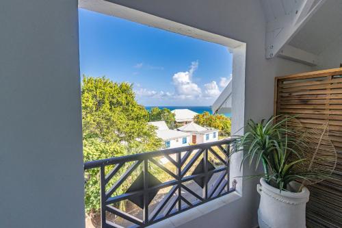 ein Balkon mit Meerblick in der Unterkunft Mare Gaillard in Le Gosier
