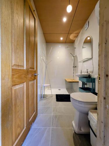 a bathroom with a toilet and a sink at Woodside Studio in Hassocks