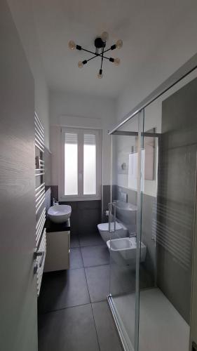 a bathroom with two sinks and a glass shower at Casa Silvan in Sesto Fiorentino