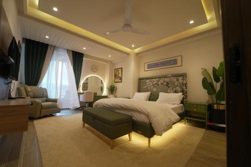 Llit o llits en una habitació de LMY Premium Serviced Apartments Murree Expressway with Monal Park Ridge Tower