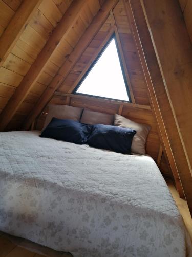 a bed in a room with a window at Cabaña Alpina Saltillo in Saltillo