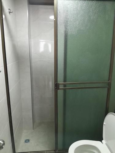 a shower stall in a bathroom with a toilet at Alojamiento y Confort in Tunja