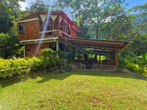 a house with a large yard in front of it at Cabaña Campestre de Descanso in Melgar
