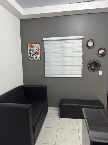 a living room with a couch and a window at Tu refugio en el corazon de David in David