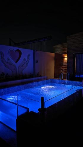 a large pool of water in a dark room at اكواخ الغصن الريفيه in Jeddah