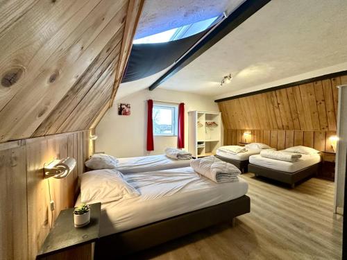 a room with three beds in a room at Annexe in Sourbrodt
