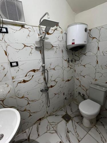 a bathroom with a toilet and a sink at tulip pyramids iin in Nazlet el-Sîsi