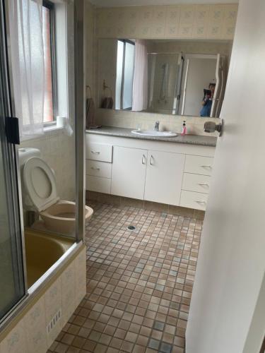 a bathroom with a toilet and a sink at 海边度假屋 in Sydney