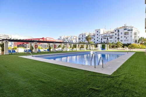 Puerto Banús- Parking piscina.
