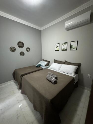 a bedroom with two beds in a room at Laranjeiras House in Uberaba