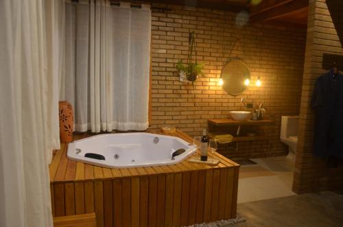 a large bath tub sitting in a bathroom at Doce inga in Cairu