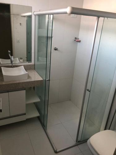 a bathroom with a shower with a sink and a toilet at Casa Central in São Raimundo Nonato