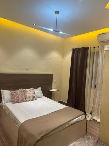 a bedroom with a large bed with at Résidence MBK Suite in Ziguinchor