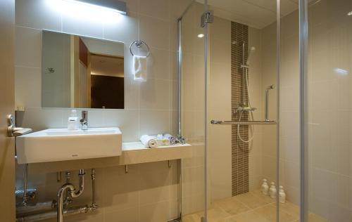 a bathroom with a sink and a shower at Cecuko A in Kutchan