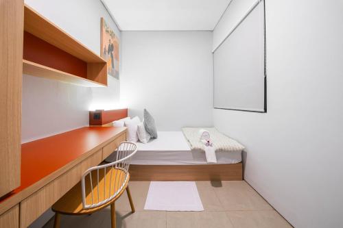 a small room with a bed and two chairs at Villa Vatama Jimbaran in Jimbaran