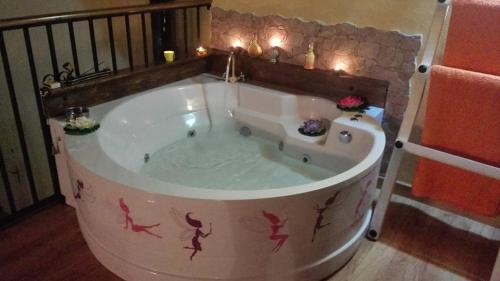 a bath tub with pink flamingos painted on it at Casa Rural Rosa Magica in Lancharejo