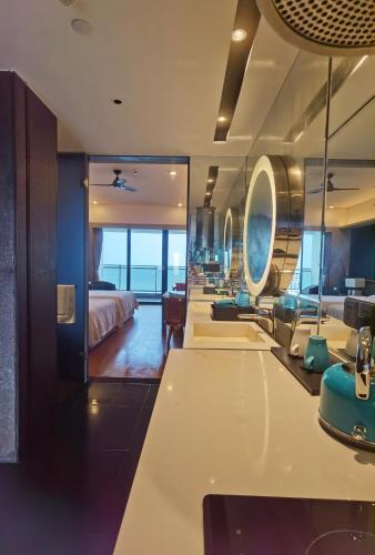a hotel room with a bed and a bathroom at Luke Cloud CTSE-s store in Gangkou