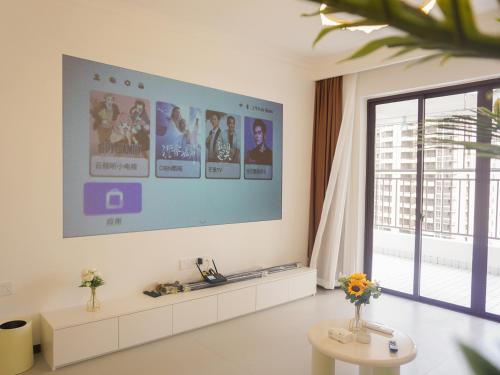 a living room with a large screen on the wall at Luke Cloud 4G6Y store in Gongche
