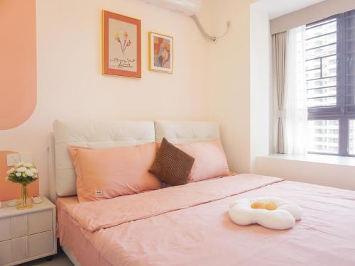 a bed with a white towel on top of it at Luke Cloud 4G6Y store in Gongche
