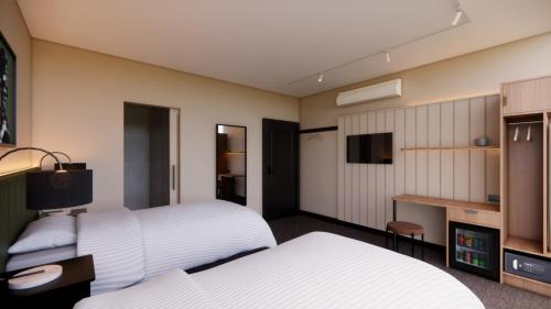 ein Hotelzimmer mit zwei Betten und einem Fernseher in der Unterkunft Fed Hotel in Semaphore