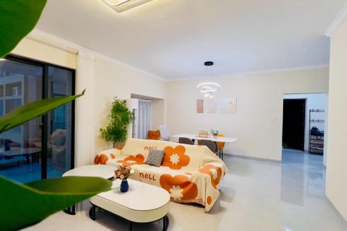 a living room with a couch and a table at Luke Cloud MVHG-s store in Gongche