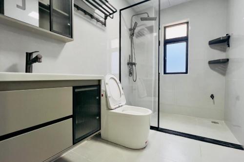 a bathroom with a toilet and a shower at Luke Cloud MVHG-s store in Gongche