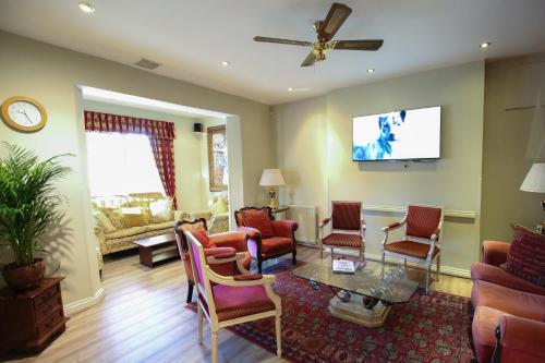A seating area at The Peacock Townhouse Hotel Kenilworth - Warwick 