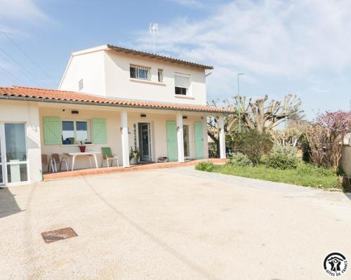 a villa with a view of the driveway at Maison venitia t5 in Aussonne