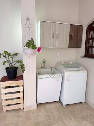a kitchen with a washing machine and a sink at Loft São Roque U01 Rota do Vinho em São Roque SP in São Roque