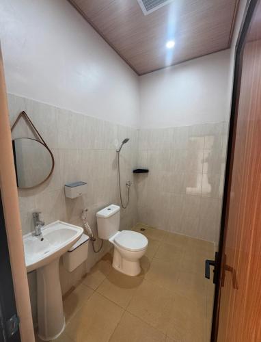 a bathroom with a toilet and a sink at Loko Stay Syariah in Krui