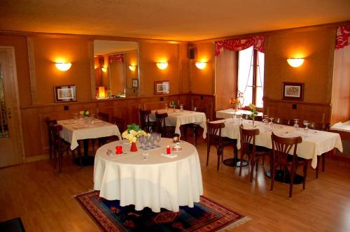 Restoran ili drugo mesto za obedovanje u objektu Hôtel de l'ours