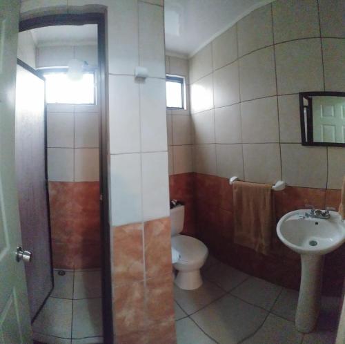a bathroom with a toilet and a sink at Apartamento 3 TEC in Cartago