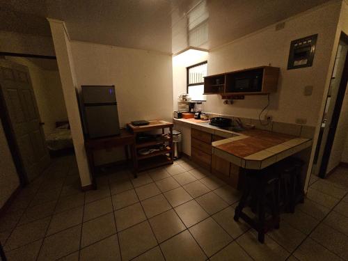 a kitchen with a sink and a refrigerator and a counter at Apartamento 3 TEC in Cartago