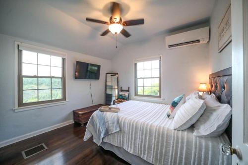 a bedroom with a bed and a ceiling fan at Gatekeeper Cottage Views, Fireplace, EV in Afton