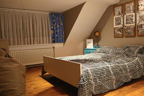 1 dormitorio con cama y ventana en La Crème, en Ostende