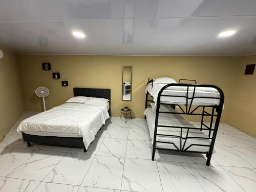 a bedroom with two bunk beds and a tiled floor at Alojamiento Golfito in Golfito