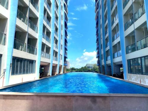 an empty swimming pool between two buildings at City Center Hotel Manila Near Airport and PITX Casinos Exhibition Center in Manila