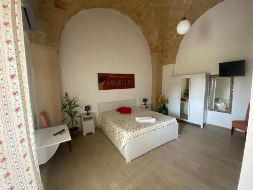 a bedroom with a bed and a sink in a room at B&B "Sara" in Gemini