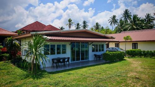 a house with a table and chairs in front of it at Lipa Bay Residence in Nathon Bay