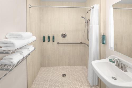 ein weißes Badezimmer mit Dusche und Waschbecken in der Unterkunft DoubleTree by Hilton Phoenix-Gilbert in Gilbert